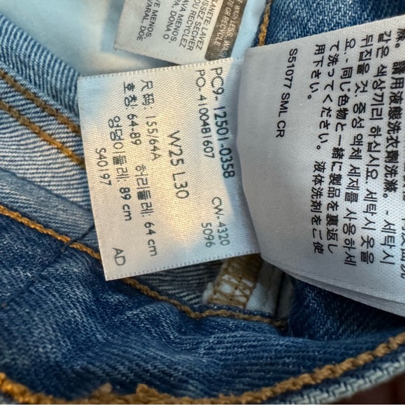 Levi's Women's 501 Original Fit Button Fly Classic Distressed Jeans 25 - Picture 9 of 10